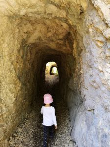 Sasca Română – La Tunele, drumeții prin peisajul carstic
