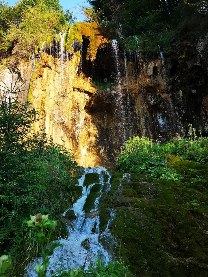 Cascada Pișoaia și Dealul cu Melci – călătorie atemporală în orice anotimp
