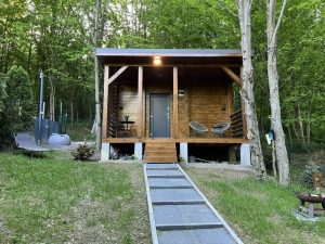 TINY HOUSE – căsuța romantică de la Văliug-Crivaia